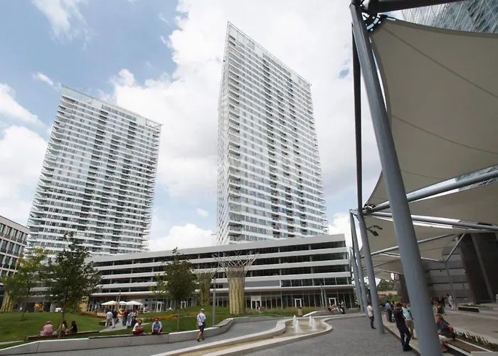 Sunny And Cozy In The Center With Free Parking