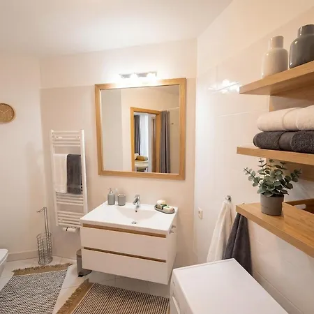 Sunny And Cozy In The Center With Free Parking Апартаменти