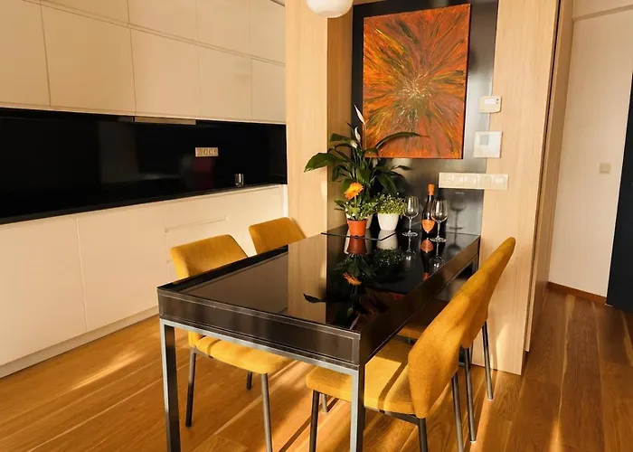 Апартаменти Sunny And Cozy In The Center With Free Parking *